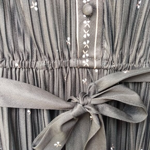 Elegant Black Midi Dress - Picture 8 of 16